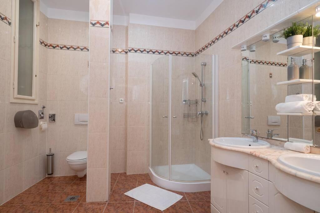 Best Located, 150 M2 5 Bedrooms Apt., Budapeste Exterior foto