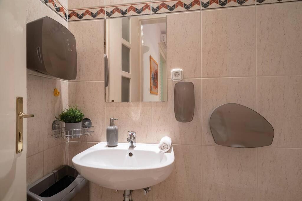 Best Located, 150 M2 5 Bedrooms Apt., Budapeste Exterior foto