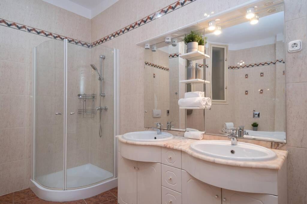 Best Located, 150 M2 5 Bedrooms Apt., Budapeste Exterior foto